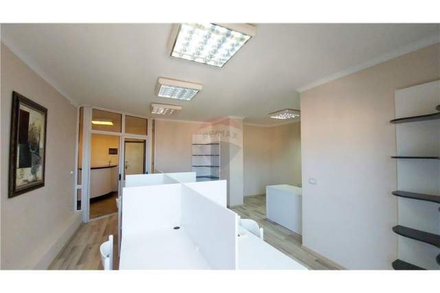 Tirane, jepet me qera zyre Kati 11, 100 m² 630 Euro (Qender)