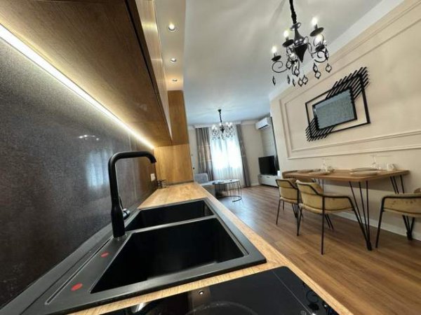 Tirane, jepet me qera apartament Kati 7, 95 m² 900 Euro (Komuna e Parisit)