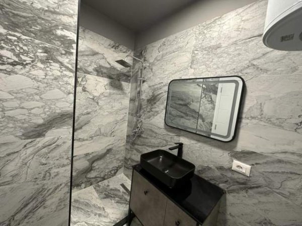 Tirane, jepet me qera apartament Kati 7, 95 m² 900 Euro (Komuna e Parisit)