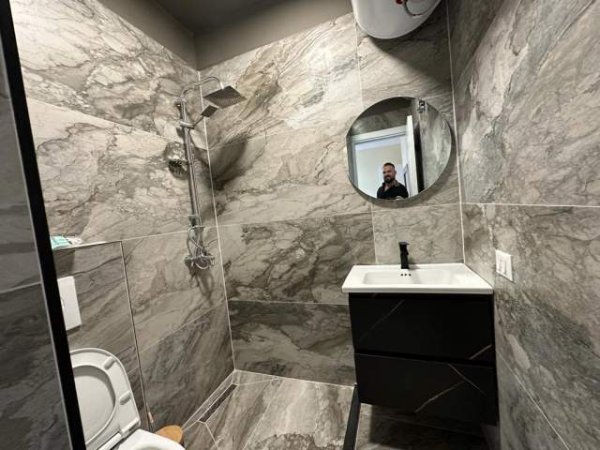 Tirane, jepet me qera apartament Kati 7, 95 m² 900 Euro (Komuna e Parisit)