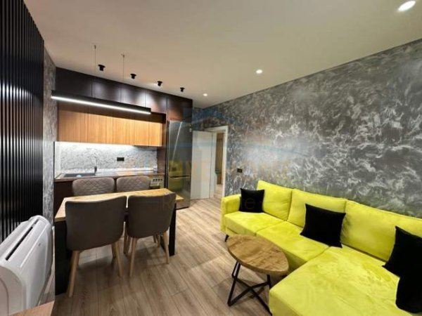 Tirane, jepet me qera apartament Kati 1, 95 m² 1.100 Euro (Rruga e Kavajës)
