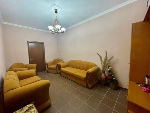 Tirane, jepet me qera apartament 2+1+BLK 120 m² 600 Euro (bllok)