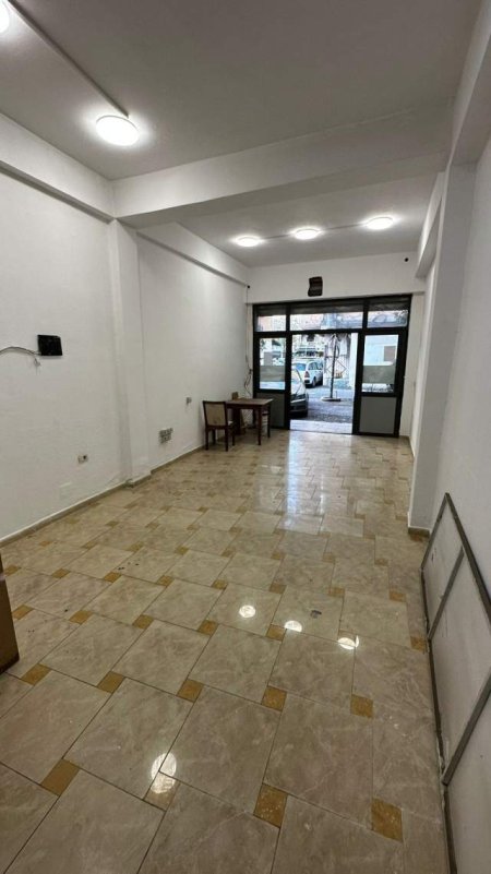 Tirane, jepet me qera ambjent biznesi Kati 0, 30 m² 400 Euro (Rruga Muhamet Gjollesha)