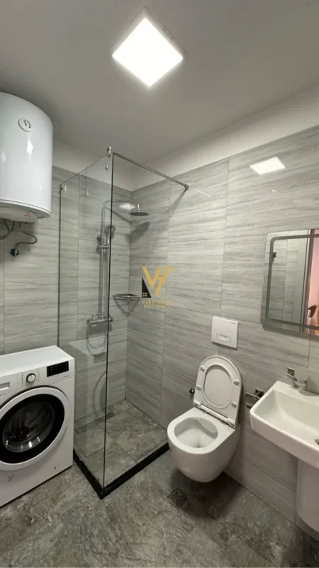 Tirane, jepet me qera apartament 1+1+Ballkon Kati 2, 55 m² 600 € (PAZARI I RI)