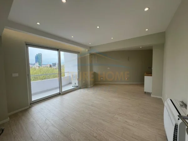 Tirane, jepet me qera apartament 3+1 Per Zyra, Kati 4, 105 m² 1.000 € (9 Katëshet)