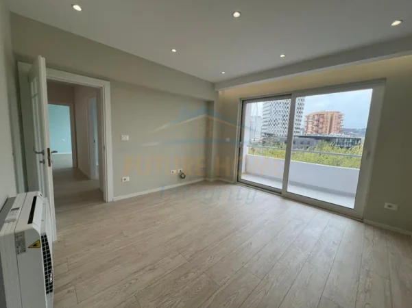 Tirane, jepet me qera apartament 3+1 Per Zyra, Kati 4, 105 m² 1.000 € (9 Katëshet)