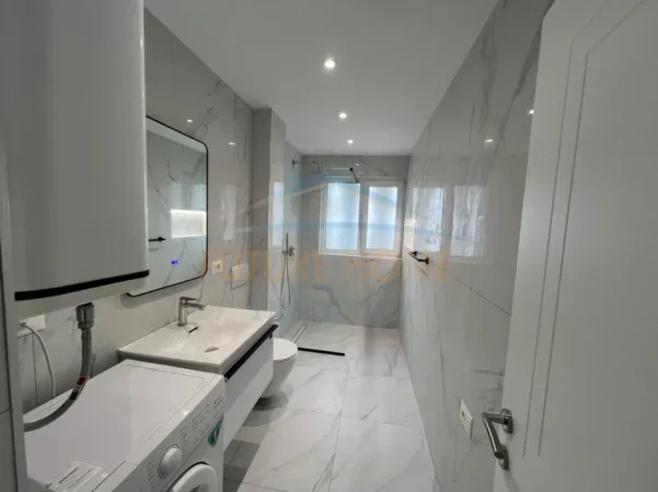 Tirane, jepet me qera apartament 3+1 Per Zyra,  Kati 4, 105 m² 1.000 € (9 Katëshet)