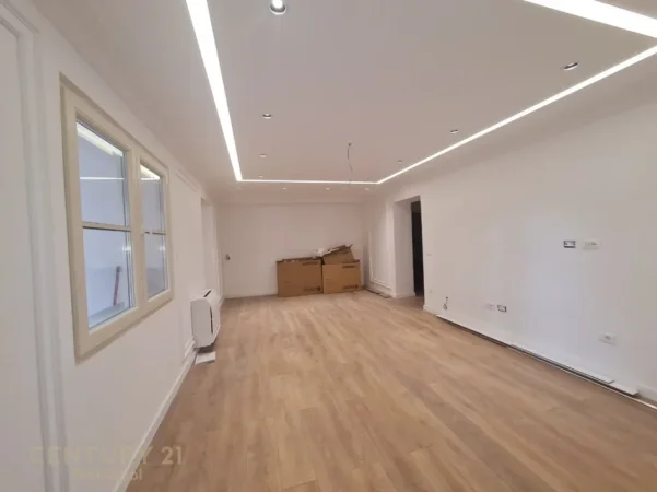 Tirane, jepet me qera ambjent biznesi Kati 2, 135 m² 1.200 € (Shkolla e Baletit)