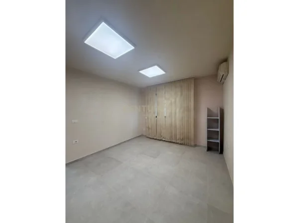 Tirane, jepet me qera zyre Kati 1, 35 m² 400 € (Mozaiku i Tiranes)