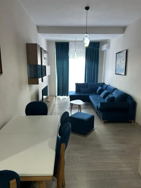 Tirane, jepet me qera apartament 1+1 Kati 2, 80 m² 600 € (Xhamllik)
