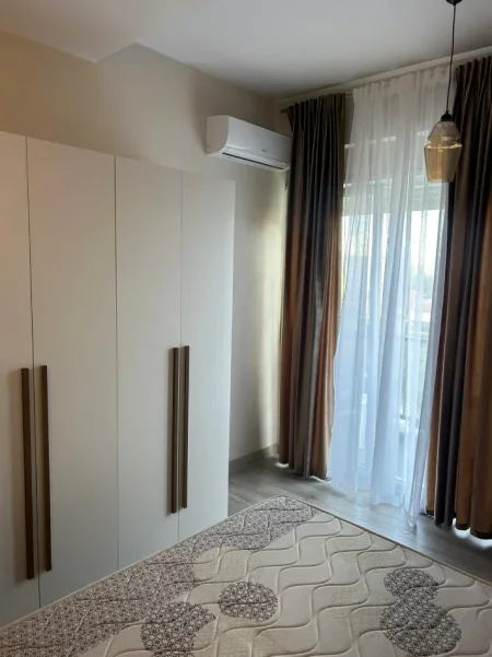 Tirane, jepet me qera apartament 1+1 Kati 2, 80 m² 600 € (Xhamllik)