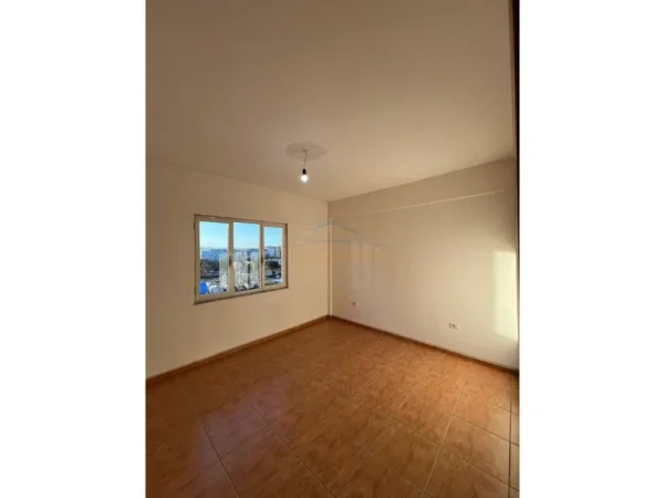 Tirane, jepet me qera apartament Kati 5, 400 € (Ish Stacioni i Trenit,Tirane)