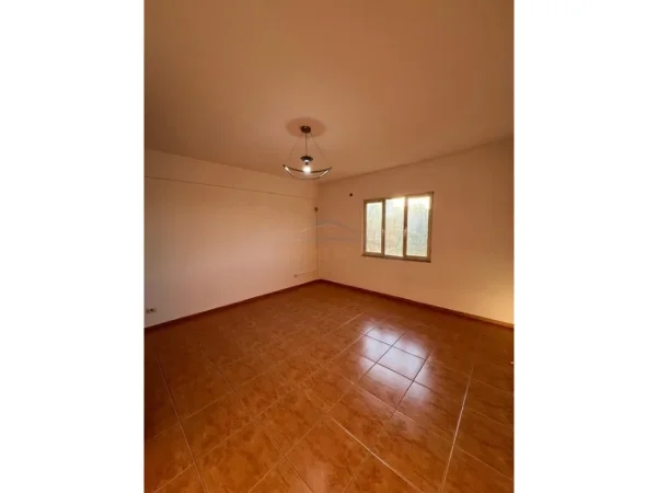 Tirane, jepet me qera apartament Kati 5, 400 € (Ish Stacioni i Trenit,Tirane)