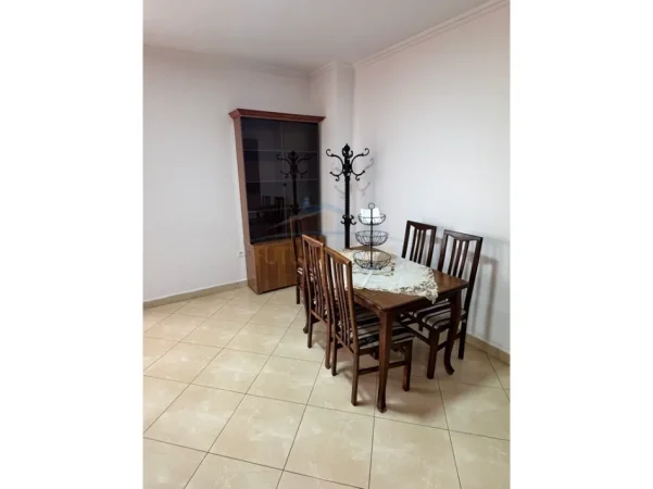 Tirane, jepet me qera apartament 2+1 Kati 9, 120 m² 650 € (Rruga e Barrikadave)