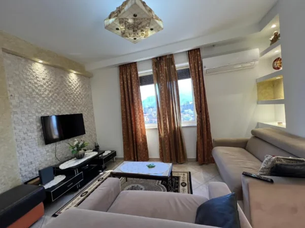 Tirane, jepet me qera apartament 2+1 Kati 10, 140 m² 700 € 