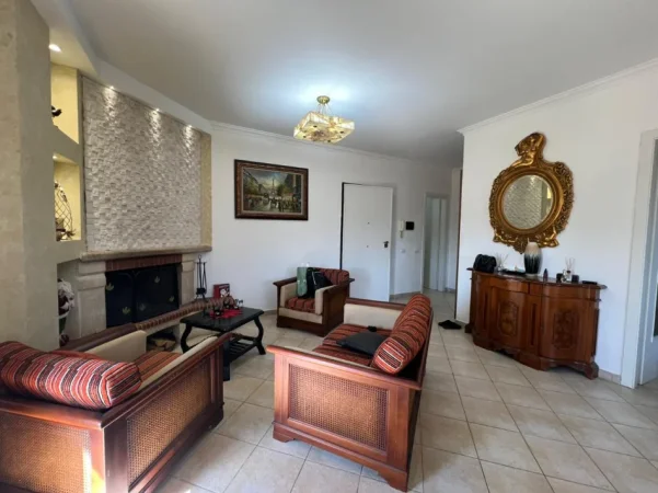 Tirane, jepet me qera apartament 2+1 Kati 10, 140 m² 700 € 