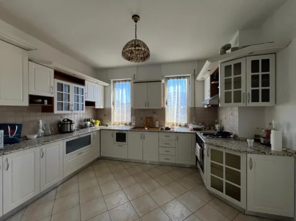 Tirane, jepet me qera apartament 2+1 Kati 10, 140 m² 700 € 