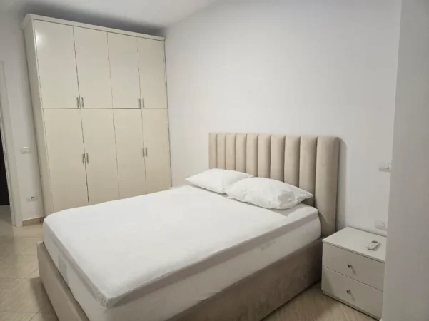 Vlore, jepet me qera apartament 1+1 , 90 m² 500 € (LUNGOMARE)