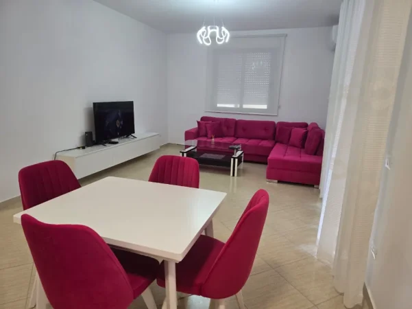 Vlore, jepet me qera apartament 1+1 , 90 m² 500 € (LUNGOMARE)