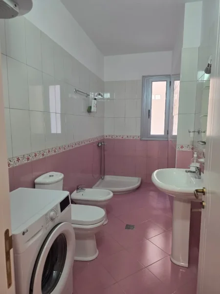 Vlore, jepet me qera apartament 1+1 , 90 m² 500 € (LUNGOMARE)