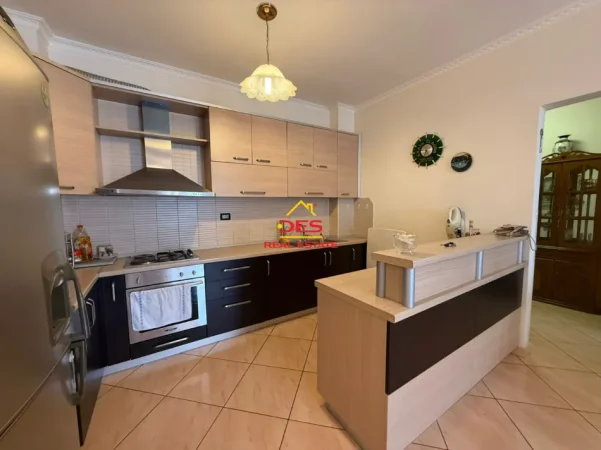 Vlore, jepet me qera apartament Kati 9, 120 m² 400 € (Bulevardi Vlorë-Skelë)