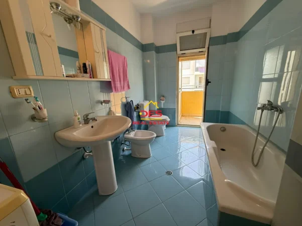 Vlore, jepet me qera apartament Kati 9, 120 m² 400 € (Bulevardi Vlorë-Skelë)