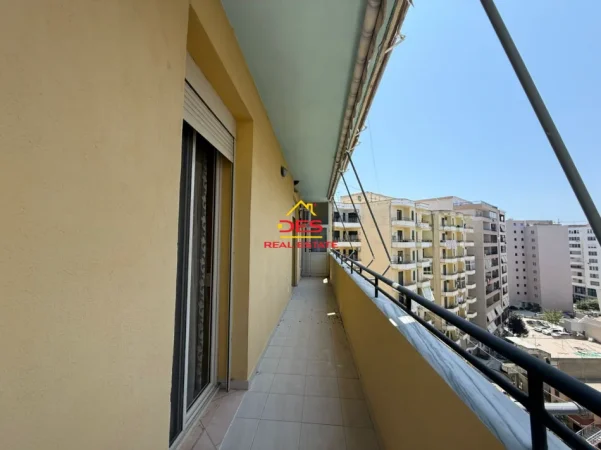 Vlore, jepet me qera apartament Kati 9, 120 m² 400 € (Bulevardi Vlorë-Skelë)