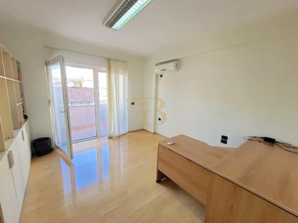 Tirane, jepet me qera ambjent biznesi Kati 3, 108 m² 750 € 