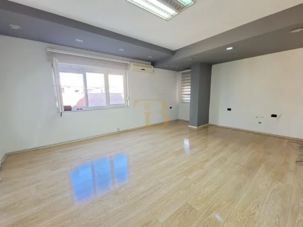 Tirane, jepet me qera ambjent biznesi Kati 3, 108 m² 750 € 
