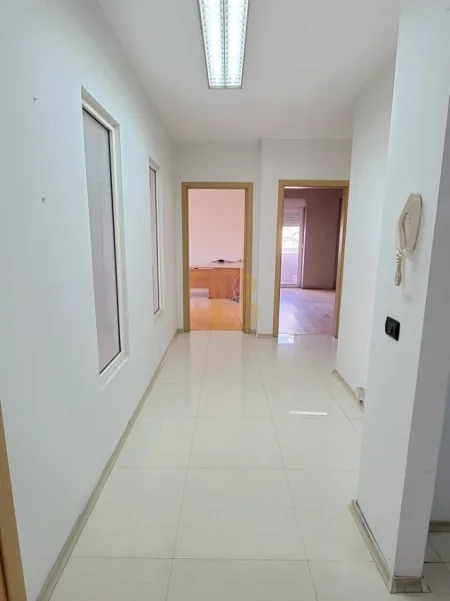 Tirane, jepet me qera ambjent biznesi Kati 3, 108 m² 750 € 