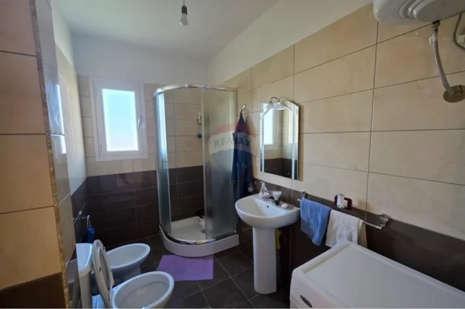 Vlore, jepet me qera apartament 2+1+Ballkon Kati 3, 105 m² 450 € (Rruga Gjergj Kastrioti (Transballkanike), Vlorë)