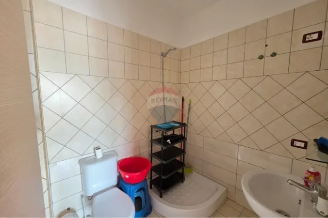 Vlore, jepet me qera apartament 2+1+Ballkon Kati 3, 105 m² 450 € (Rruga Gjergj Kastrioti (Transballkanike), Vlorë)