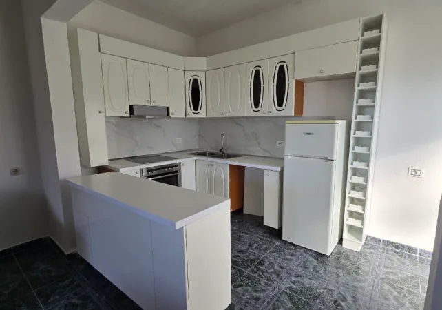 Tirane, jepet me qera shtepi 2+1 Kati 2, 1 m² 450 € (Rruga Kristaq Capo)