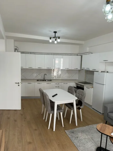 Tirane, jepet me qera apartament 2+1 Kati 4, 100 m² 600 € (URBAN GATE)