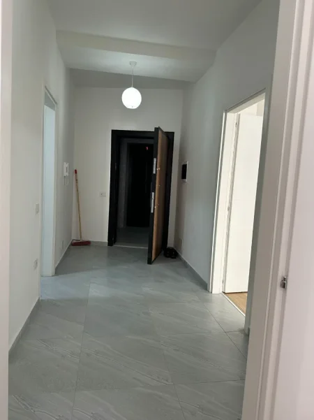 Tirane, jepet me qera apartament 2+1 Kati 4, 100 m² 600 € (URBAN GATE)