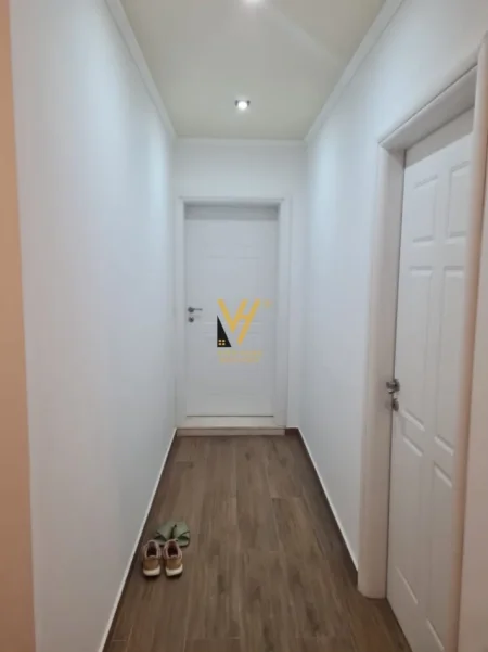 Tirane, jepet me qera zyre Kati 1, 145 m² 820 € (QYTET STUDENTI)