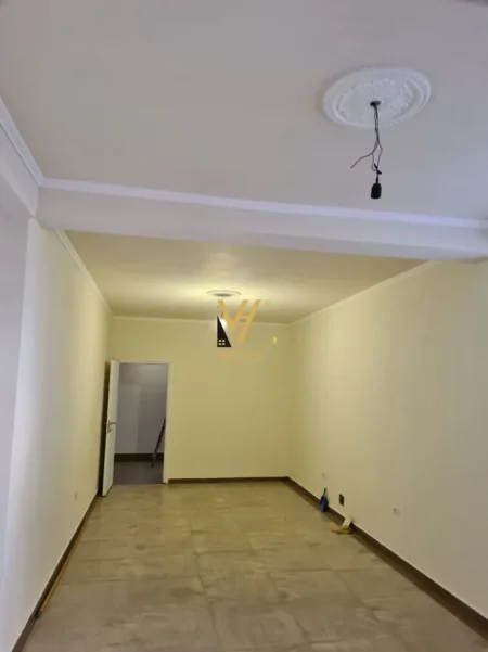 Tirane, jepet me qera zyre Kati 1, 145 m² 820 € (QYTET STUDENTI)