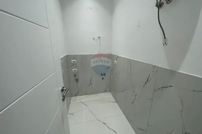 Tirane, jepet me qera ambjent biznesi Kati 2, 75 m² 80.000 € (Xhanfize Keko)