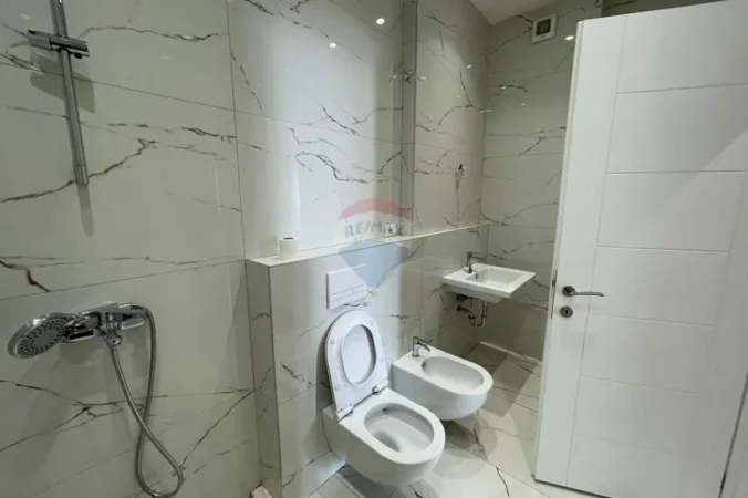 Tirane, jepet me qera ambjent biznesi Kati 2, 75 m² 80.000 € (Xhanfize Keko)