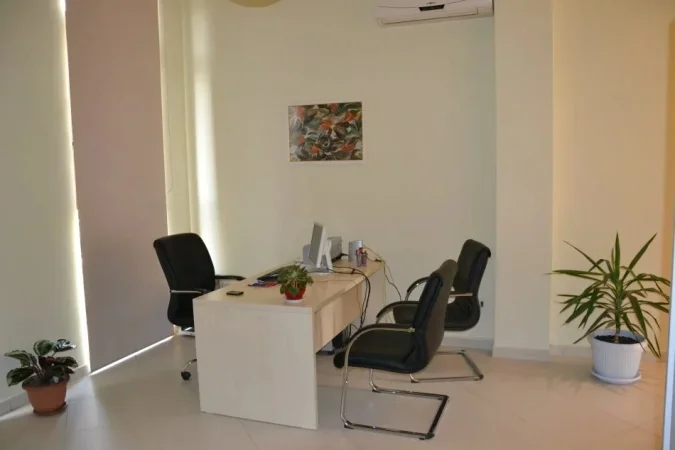 Tirane, jepet me qera zyre Kati 1, 40 m² 480 € (RRUGA E DIBRES)