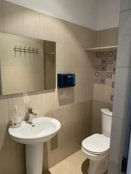 Tirane, jepet me qera zyre Kati 1, 40 m² 480 € (RRUGA E DIBRES)