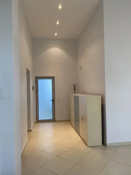 Tirane, jepet me qera zyre Kati 1, 40 m² 480 € (RRUGA E DIBRES)