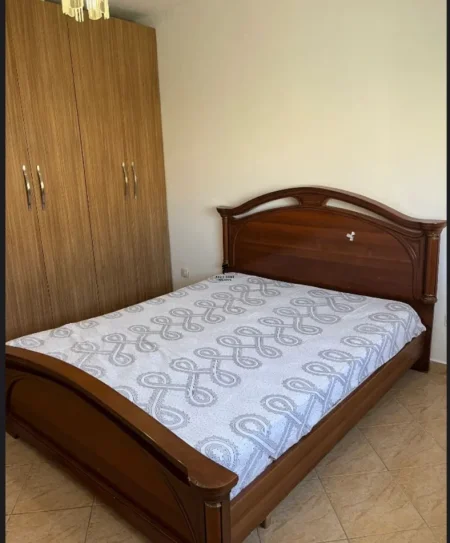 Tirane, jepet me qera apartament 1+1 Kati 4, 55 m² 450 € (XHAMLLIKU)