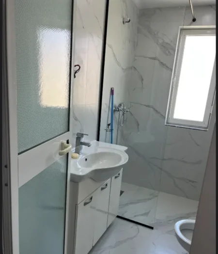 Tirane, jepet me qera apartament 1+1 Kati 4, 55 m² 450 € (XHAMLLIKU)
