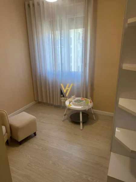 Tirane, jepet me qera apartament 2+1 Kati 4, 87 m² 700 € (LIQENI ARTIFICIAL)