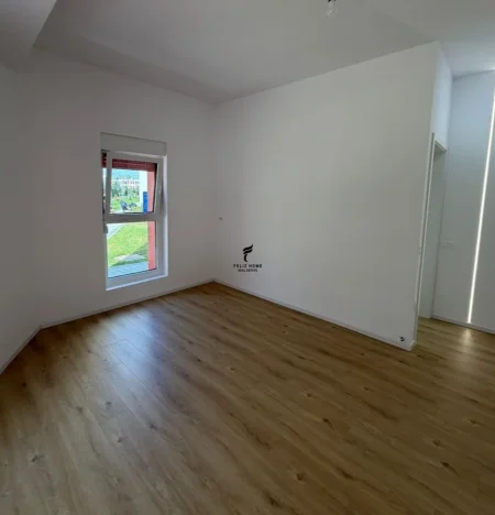 Tirane, jepet me qera zyre Kati 0, 60 m² 500 € (ALI DEMI)