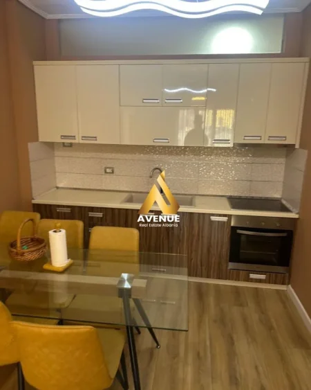 Tirane, jepet me qera apartament 2+1 Kati 4, 87 m² 700 € (liqeni artificial)