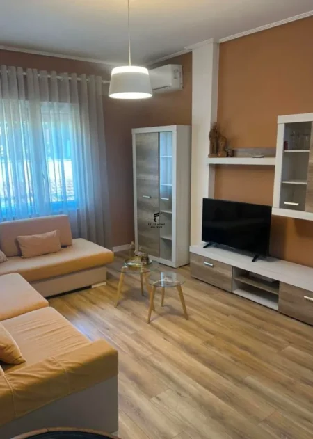 Tirane, jepet me qera apartament 2+1 Kati 4, 87 m² 700 € (LIQENI ARTIFICIAL)