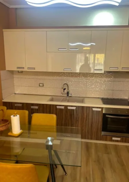Tirane, jepet me qera apartament 2+1 Kati 4, 87 m² 700 € (LIQENI ARTIFICIAL)