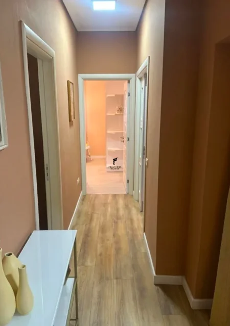 Tirane, jepet me qera apartament 2+1 Kati 4, 87 m² 700 € (LIQENI ARTIFICIAL)